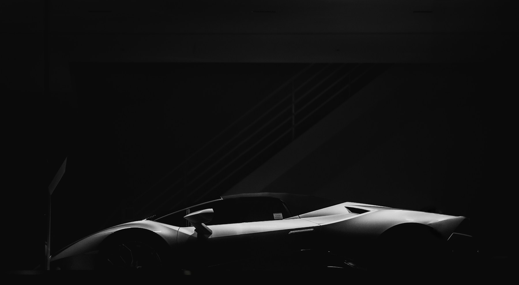 Automobile photographiée en noir et blanc